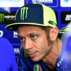 Valentino Rossi atiende las explicaciones de sus técnicos en Motorland.