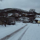 Una estampa del acceso al pueblo nevado, con el cartel que indica Prado de la Somoza.