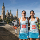 Las gemelas Mapi (i) y Majo (d) Sánchez Alayeto, posan ante la Basílica del Pilar de Zaragoza