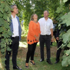 La consejera de Agricultura y Ganadería y portavoz de la Junta de Castilla y León, Milagros Marcos, visita una explotación de lúpulo y su proceso de transformación en Gavilanes de Órbigo (León)