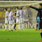 El jugador de la Cultural Emi Buendía gesticula durante el partido disputado en el Nuevo Zorrilla frente al Real Valladolid. MARGONEGEA