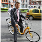 Riesco, montando en bicicleta, durante la última Semana de la Movilidad