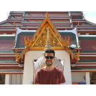 Alejandro Arias en uno de los templos de Bangkok, ciudad en la que trabaja.