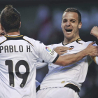 Roberto Soldado celebra su segundo gol junto a sus compañeros Jordi Alba y Pablo Hernández.