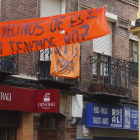 Pancartas colocadas en el barrio del Mercado a favor de las obras de la plaza del Grano. DL