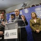 Mandos de la Guardia Civil y Policía Nacional acompañan al ministro, junto a Aurora Salguero.