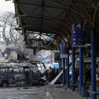 La estación de autobuses bombardeada por los separatistas prorrusos, hoy, en Donetsk.