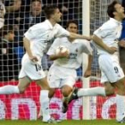 Morientes celebra su segundo gol con la felicitación de Portillo y Raúl expectante de fondo