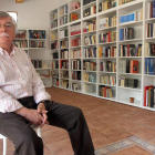 Román Álvarez en la panadería de su padre, Fermín, transformada en biblioteca.