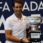 Nadal luce el trofeo logrado en Australia en su Academia. CATI CLADERA