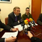 Carballo, ayer en rueda de prensa con sus colaboradores, en presencia del presidente del Consejo Com