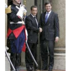Sarkozy recibe a Balkenende, ayer, en el palacio del Elíseo, en París