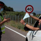 Un Mosso d’Esquadra realiza un control de carreteras en la comarca del Segrià, ayer. RAMÓN GABRIEL