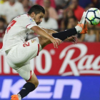 Nolito chuta el balón de forma acrobática en el Sánchez Pizjuán.