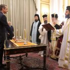 El nuevo primer ministro, Kyriakos Mitsotakis, jura su cargo en el palacio presidencial. PANTELIS SAITAS
