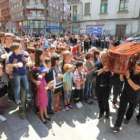 Los alumnos de Jorge Marqués franquean la entrada del féretro en la iglesia de San Ignacio.