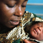 Una madre con su bebé de dos días en el hospital de Shibuto, al Norte de Mozambique.