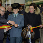 La sargento Noelia García corta la cinta inaugural de la muestra. ACACIO