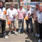 Tradicional foto de familia de los participantes, a la izquierda, y de los componentes del equipo de Santa Bárbara, campeón del Trofeo San Juan. DL