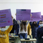 Los alumnos de la ESO de Boñar enseñaron ayer a Diario de León parte del trabajo de estos días para la jornada de la violencia contra la mujer. MARCIANO PÉREZ