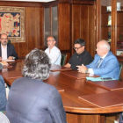 El empresariado de Fele, con Javier Morán y José María Vallejo, en la reunión con el alcalde de Ponferrada. DL
