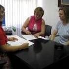 María Escolar, Olga Álvarez y Lidia Prieto, durante la firma del convenio