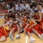 La generación de jugadores júniors nacional campeona de Europa en Zaragoza celebra el título logrado