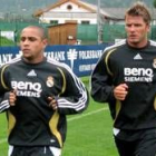 David Beckham y Roberto Carlos, en el entrenamiento de ayer