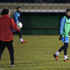 Álex Gallar en un momento del entrenamiento de la Cultural digidido por Rubén de la Barrera en el Área Deportiva. FERNANDO OTERO PERANDONES
