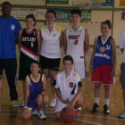 De Grado, Barros y Webber junto a varios alumnos del campus de Bembibre.