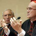 El cardenal Rouco escucha la intervención de Bertone en la sede de la Conferencia Episcopal Española