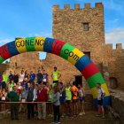 Emilio Orejas en el corte de cinta de la Carrera de Relevos de Castillo a Castillo en su salida desde Alija del Infantado. RAÚL QUIÑONES