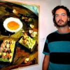 El pintor Eduardo Lozano posa junto a uno de sus óleos en Absenta Arte