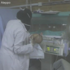 Una enfermera saca a un niño de la incubadora en Alepo.