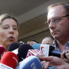 Eva Casanueva y Antonio del Castillo atienden a los periodistas a la salida de la Audiencia.