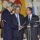 Acuerdo para formar un Gobierno de unidad en Libia EFE / GIORGIO ONORATI El ministro de Exteriores italiano, Paolo Gentiloni, el secretario de Estado de EEUU, John Kerry, y el representante especial, Martin Kobler, durante la conferencia de Roma.