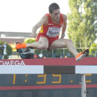 Sebas Martos salta una de las vallas en los 3.000 obstáculos.