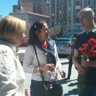 El candidato socialista a la Alcaldía repartió ayer a mediodía claveles entre los viandantes.