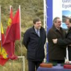 Ambos políticos se abrazan tras inaugurar las obras del Puerto de Vitoria