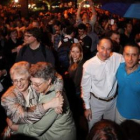 Varias parejas celebran en Nueva York la decisión del Senado.