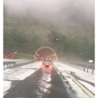 Granizada caída ayer tarde en la autopista que une León y Asturias. DL