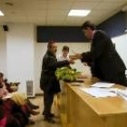 Uno de los alumnos de los cursos de la Uned recibe el diploma que acredita su finalización con éxito