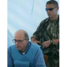Negroponte con un guardaespaldas durante una reunión en el Congo
