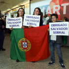 Seguidores del cantante portugués Salvador Sobral, vigente vencedor del festival de Eurovisión, le agradecen el triunfo a su llegada a Portugal.