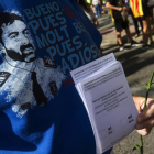 Una persona con la camiseta del mayor de los Mossos Josep Lluis Trapero y papeletas del referéndum del 1-O.