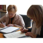 Ascensión Sedano y Mª Eugenia Gancedo durante la firma del convenio de colaboración.