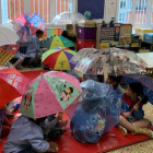 Alumnos del San Claudio con paraguas en clase. DL