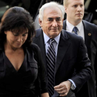 Strauss-Kahn llegó acompañado de su esposa, Anne Sinclair, al tribunal de Manhattan.