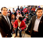 Andrés Marcillo, de la asociación de ecuatorianos y el consejero de la embajada, Diego Romero, ayer antes de la charla.