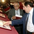 Herrera muestra al director del Diario de León, Fernando Aller, una de las propuestas presentadas